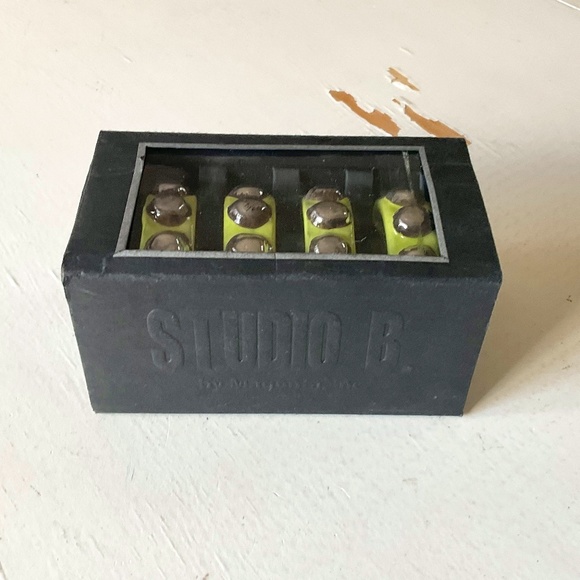 STUDIO B GREEN W/ SILVER NAPKIN RINGS - CONTEMPORARY NWB - Picture 1 of 7